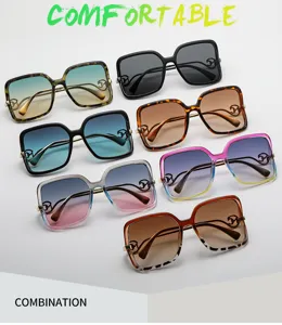 Gafas de sol cuadradas grandes con elegantes varillas metálicas huecas y lentes degradadas.