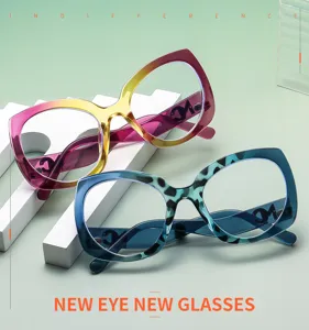 Occhiali da vista oversize alla moda montatura cat-eye con sfumatura di colore.