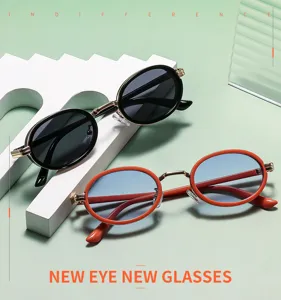 Gros plan de lunettes de soleil rétro en métal ovale avec verres colorés sur socle.