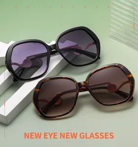 Vue détaillée de lunettes de soleil œil-de-chat tendance surdimensionnées pour femmes élégantes.