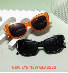 Gedetailleerd overzicht van trendy oversized cat-eye zonnebrillen in twee kleuren, stijlvol.