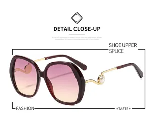 Lunettes de soleil cat-eye tendance pour femme avec verres dégradés et branches nacrées.