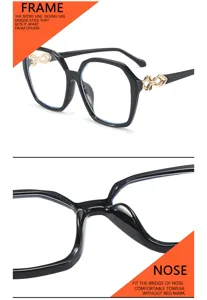 Dettaglio di occhiali con montatura poligonale grande, bordo nero elegante con decoro oro.