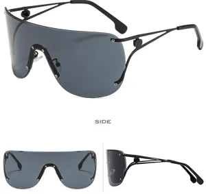 Occhiali da sole oversize a maschera in metallo, design senza montatura, vista dettagli.