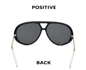 Occhiali da sole aviatore piatti ed eleganti da donna, con montatura nera e stanghette dorate.