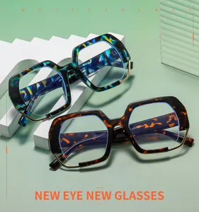 Modische unregelmäßige dicke Brillenfassungen für Damen, schicke geometrische Optik.