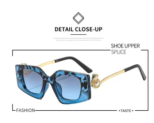 Lunettes de soleil carrées tendance avec verres dégradés bleus et détails de perles élégants.