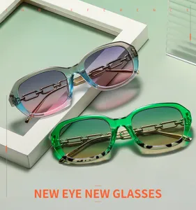 Occhiali da sole quadrati alla moda con montatura sfumata e stanghette a catena.