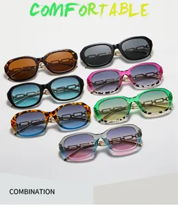 Occhiali da sole quadrati alla moda con stanghette in catena, stile chic e colorato.