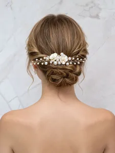 Dettaglio pettine per capelli da sposa in perle, design floreale elegante per nozze.