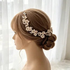 Serre-tête de mariée en fleurs de céramique faites à la main avec des strass chic