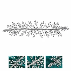 Nahaufnahme des handgefertigten Strass Braut Haarschmucks mit funkelnden Kristallen.