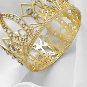 Detailaufnahme einer goldenen Strass Mini Krone als Kuchendeko und Tiara, elegantes Design.