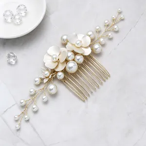 Pettine per capelli da sposa con perle fatto a mano e dettagli floreali dorati eleganti.