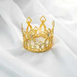 Mini Gold Strass Krone Detail für Geburtstagskuchen Dekoration oder Braut Kopfschmuck.