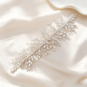 Nahaufnahme Detail des glitzernden Strass Braut Haarreifs auf glattem Satin Hintergrund.