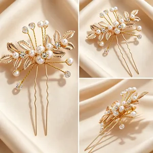 Gros plan détaillé d'épingle à cheveux de mariée dorée avec feuilles, fausses perles et strass.