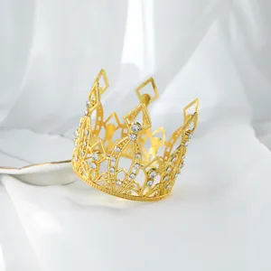 Nahaufnahme der kleinen goldenen Strasskrone, glänzender Legierungs-Kuchenaufsatz Prinzessin