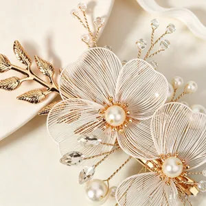 Korean bridal hairpin detail featuring gold wire hollow petals and pearls for wedding styling.