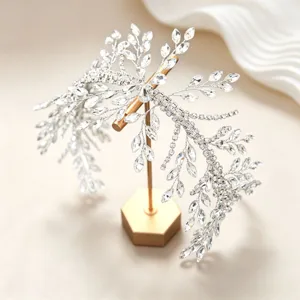 Exquisites Kristall-Blatt Braut Haarschmuck Detailansicht mit glitzernden Strasssteinen und Silber.