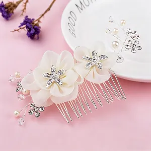 Peigne à cheveux de mariée en perles strass fait main détail, accessoire floral élégant.