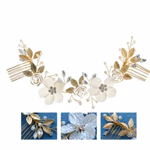 Vista dettagliata del pettine per capelli da sposa, fiore in lega e accessorio di perla.