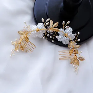 Pettine per capelli da sposa fatto a mano filo dorato fiori in resina bianca e perle finte.