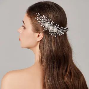Elégant peigne à cheveux de mariée en strass et perles, accessoire raffiné pour femme.