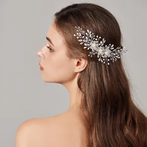 Détail en gros plan de peigne à cheveux de mariée strass perle, accessoire floral fait main.