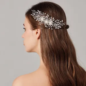 Gros plan detail du peigne a cheveux de mariage perle cristal fait main, elegante fil d'argent.