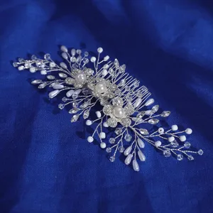 Détail de peigne à cheveux en strass et perles faits main, accessoire de mariée floral.