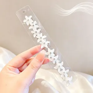 Set di piccoli fermagli per capelli con fiori bianchi per acconciature da sposa eleganti.