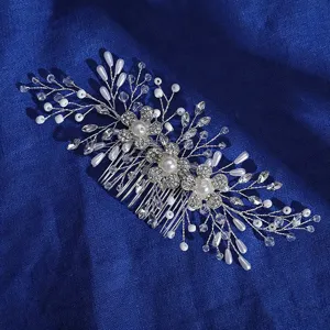 Peigne à cheveux de mariée en strass et perles argentées fait à la main pour femmes.