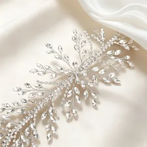 Nahaufnahme Detail luxus braut strass haarranke, glänzende kristall hochzeit haaraccessoire.