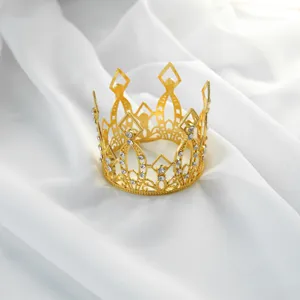 Detailansicht der funkelnden goldenen Mini-Tiara-Krone mit Strasssteinen für Kuchen.