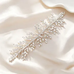 Nahaufnahme Detail von luxuriösem Braut Strass Haarreif mit Blätter Design für Hochzeiten.