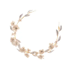 Serre-tête floral de mariée fait main avec cristaux, accessoire de cheveux élégant.
