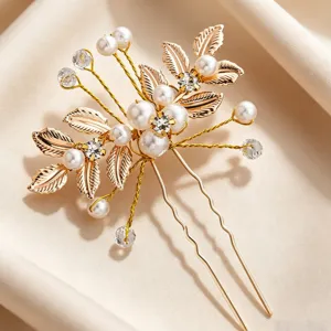 Élégante épingle à cheveux dorée en U avec perles et feuilles pour mariage de mariée.