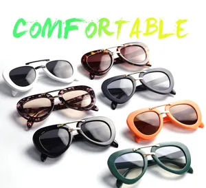 Modische Piloten-Sonnenbrille mit klassischem Doppelsteg und lebendigen Rahmenfarben für den Alltag.