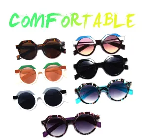 Vue détaillée de lunettes de soleil polygonales tendance avec verres dégradés multicolores.