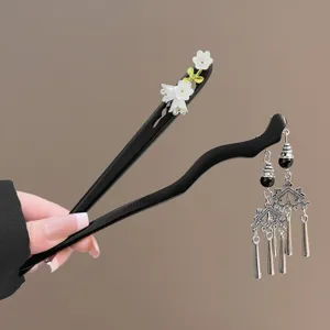 Épingle à cheveux en bois style vintage chinois avec fleurs blanches et de superbes glands.