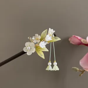 Gedetailleerd overzicht van vintage Chinese stijl bloem haarspeld met kwast accessoire