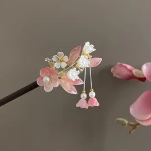 Gedetailleerd overzicht van traditionele Chinese bloemen haarspeld met fijne perels.