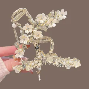 Élégante pince à cheveux dorée en métal avec fleurs en perles et gland pour un style quotidien.