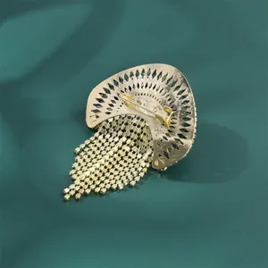 Goudkleurige kwal broche achterkant detail, elegant tassel ontwerp, mode-accessoire