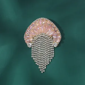 Gedetailleerde prachtige roze kristallen kwal broche met sprankelende strass franjes.