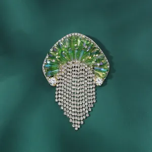 Prachtige groene kristallen kwal broche met sprankelende strass kwastjes voor mode.