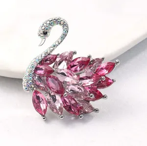 Elegante Kristall Schwan Brosche mit rosa Strasssteinen fuer Damen Mantel und Kleidung.