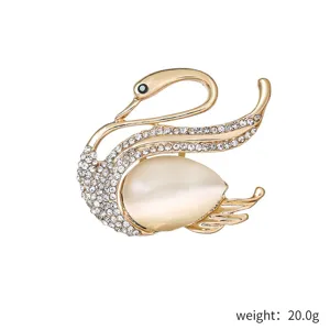 Exquisite vergoldete Kristall Schwan Brosche mit funkelnden Strasssteinen und elegantem Opal.