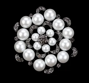 European and American hot-selling round pearl rhinestone brooch, elegant fashion clothing accessory.